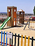 REF 127. Zona de juegos. Bonalba (Muchamiel) en Alicante:
Parque infantil tipo castillo y columpio doble de madera