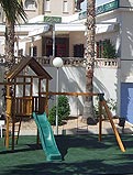 REF 155. Parque infantil. Comunidad Puerta Grande en El Campello (Alicante):
Parque infantil con suelo de seguridad en calle Ausias March
