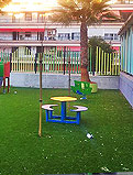 REF 76. Parque infantil. Colegio Jesuitas en Alicante:
Parque para la etapa infantil de 3 a 6 años, con mesa de polietileno, balancín, tobogán, tubo y rocódromo sobre cesped artificial..