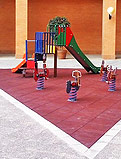 REF 91. Parque infantil. Urbanización PAU 1 en Alicante:
Parque con dos toboganes a doble altura y cuatro muelles de tipo moto. Suelo de caucho de forma triangular, a nivel del resto del suelo.