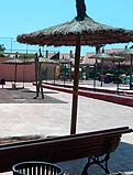 REF 133. Bancos, parasoles. Urbanización Los Olivos en Gran Alacant (Alicante):
Bancos modelo 'románticos', parasoles de 240cm, columpio, muelles estrella 4 plazas y suelo de caucho