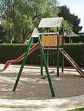 REF 164. Parques infantiles. Urbanización en Playa Muchavista (Campello):
Parques infantiles con escalera de madera, columpios, muelle balancín de caballito y balancín de madera tipo palanca