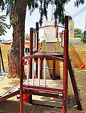 REF 162. Parque rocódromo. Camping El Jardin en Playa Muchavista (Campello):
Parque con rocódromo y tobogán. Columpio doble con un asiento para bebés y otro plano