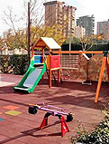 REF 113. Parque infantil madera. Urbanizacion en Playa San Juan (Alicante):
Conjunto de madera con parque infantil, columpio, balancín, muelle y suelo de caucho