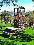 REF 131. Conjunto completo. Complejo Rural La Canaleta en Torremanzanas (Alicante):
Parque completo en madera, mesas de pic-nic, escalera horizontal, vallado perimetral y alcorques de madera en árboles.