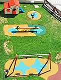 REF 41. Área de juegos. Urbanización en Puerto Santa María (Cádiz):
Tobogán y parque infantil con tobog&aacucon, doble torre, escalera, marco con cuerda en red y vallado multicolor.