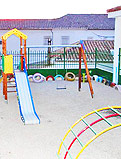 REF 46. Área de juegos. Colegio en Haza Grande (Granada):
Parque Torre Mundo CM001 con columpio y tobog´n con arco trepador rodeado por neumáticos multicolor.