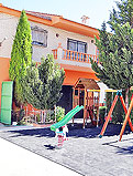 REF 42. Área de juegos. Restaurante Iznalloz en Granada:
Parque infantil con columpio y balancín en Restaurante La Ruta de Iznalloz (Granada).
