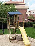 REF 17. Parque infantil Senegal. Urbanización en Alcorcón (Madrid):
Parque Senegal con asiento plano de caucho y asiento bebe con cadenas