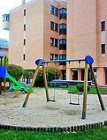REF 24. Conjunto parque infantil. Urbanización en Fuencarral (Madrid):
Muelle balancín, muelle coche, doble columpio y torre tobogán sobre arena y delimitado por medios troncos.