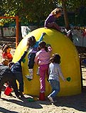 REF 25. Iglú y parque infantil. Colegio en Getafe (Madrid):
Iglú de Jolas con piedras de escalar ancho 200cm. alto 160cm.