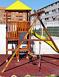 REF 179. Parque infantil. Urbanización en Torrente (Valencia):
Torre con columpio, cuerda y suelo de caucho de seguridad
